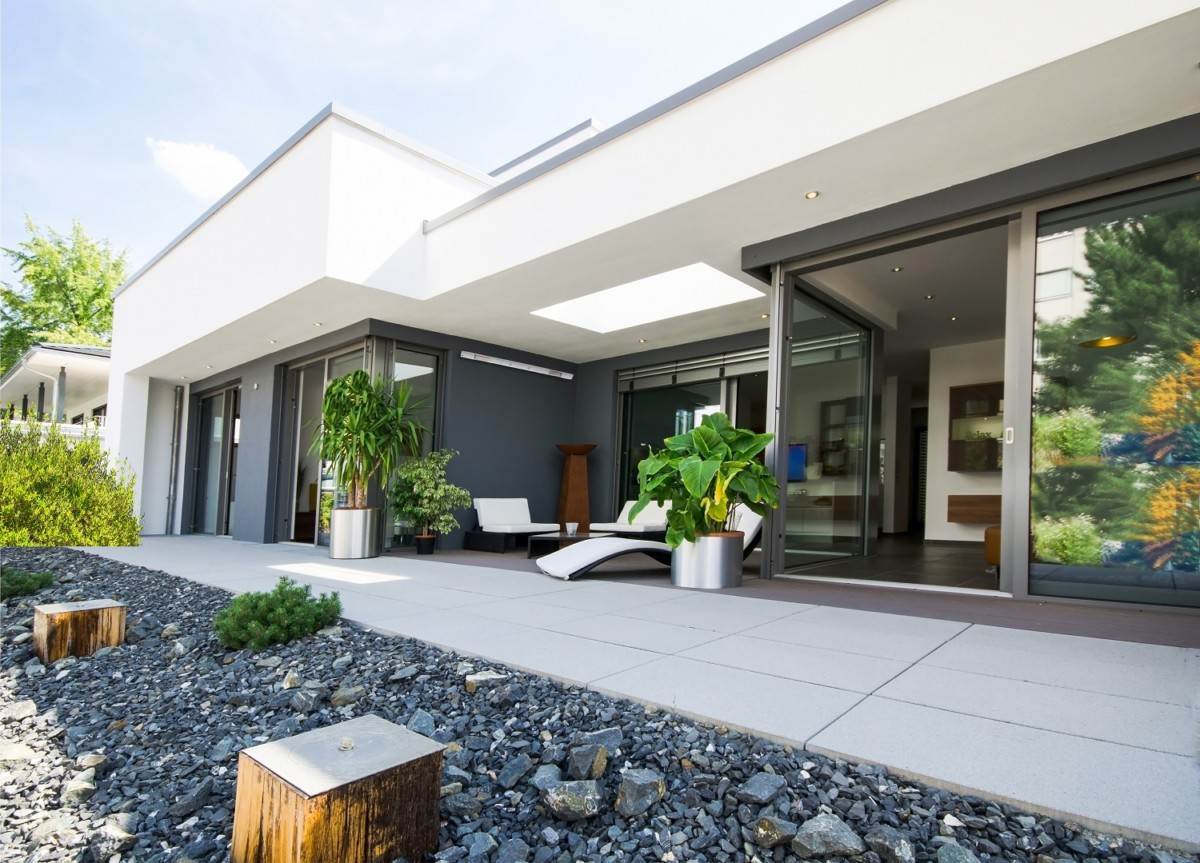 moderner Flachbau mit Terrasse